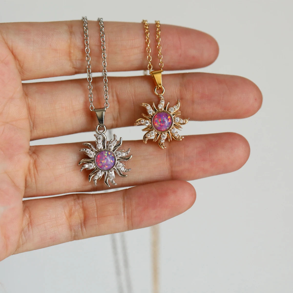 A sun necklace that can rotate, exquisite and fashionable, suitable for daily wear and holiday gifts